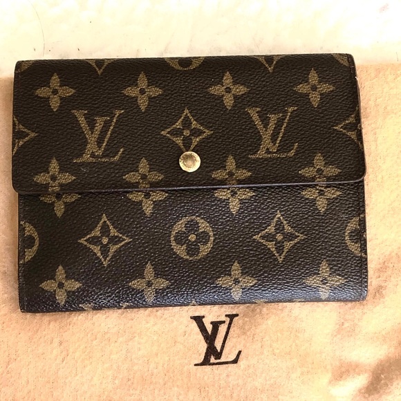 Louis Vuitton Handbags - Authentic Louis Vuitton international Wallet